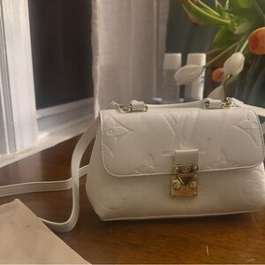 LV Shoulder Bag.I’ve used this bag three Excellent condition free shipping ❤️